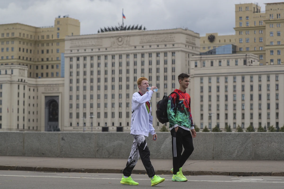 „Mobilizacja jest bardzo niepopularnym procesem w Rosji. Młodzi ludzie nie chcą wyjeżdżać na wojnę na Ukrainę” – mówił w radiu RMF24 Zbigniew Parafianowicz - reporter i autor książek o Ukrainie, komentując ogłoszoną dziś przez Władimira Putina decyzję o częściowej mobilizacji. „Ukryta mobilizacja trwała już od wielu miesięcy w Rosji i była prowadzona bardzo nieudolnie. Nie udawało się pozyskać odpowiedniej liczby rekrutów czy też chętnych do wojny na Ukrainie na prowincji. Liczby "mobilizowanych" ludzi w więzieniach i koloniach karnych były niewystarczające” – dodał gość Tomasza Terlikowskiego. 