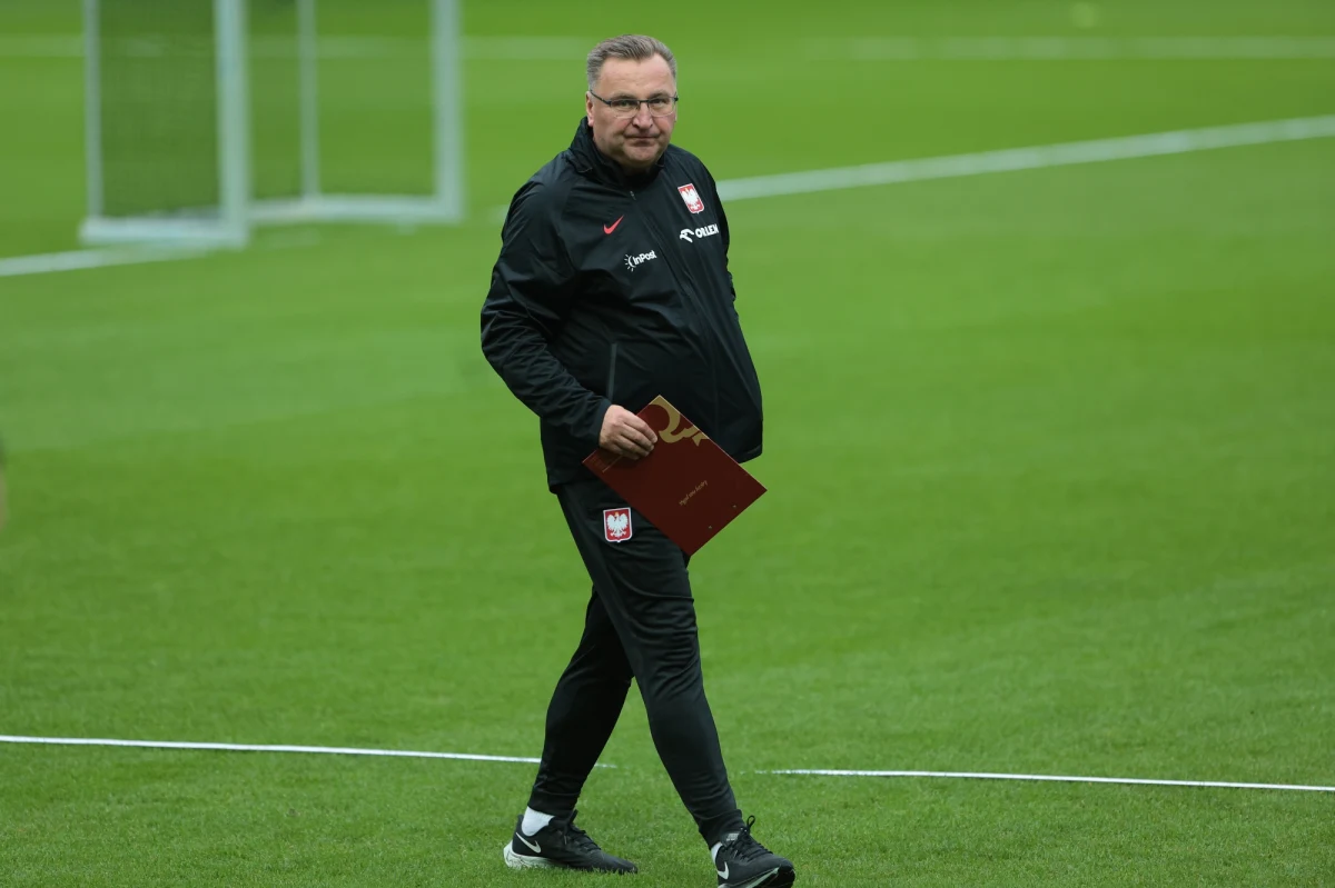 Selekcjoner reprezentacji Polski Czesław Michniewicz przyznał przed jutrzejszym meczem z Holandią w Lidze Narodów, że dwóch piłkarzy zmaga się z drobnymi urazami i nie wiadomo, czy będą mogli zagrać. "Jeden z nich szykowany był do pierwszego składu" - dodał.