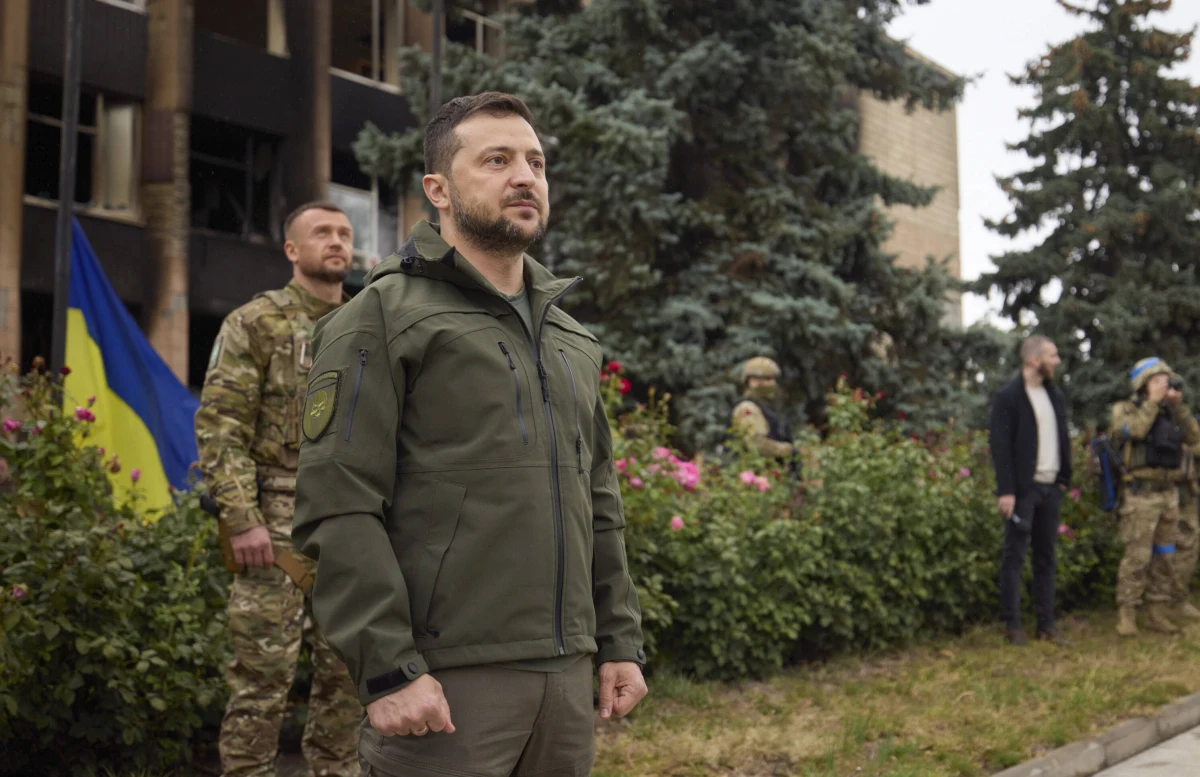 "Putin potrzebuje nowych wojsk, bo widzi, że duża część żołnierzy, którzy przybywają na Ukrainę, po prostu ucieka" – powiedział w wywiadzie dla niemieckiego dziennika "Bild" prezydent Ukrainy Wołodymyr Zełenski, komentując ogłoszenie w Rosji częściowej mobilizacji. "Putin (de facto) już przeprowadził częściową mobilizację. Trwa ona od miesiąca. Nasze służby wywiadowcze i nasi sojusznicy o tym mówili" – przypomniał. "Prezydent Rosji chce utopić Ukrainę we krwi, ale także we krwi własnych żołnierzy" – podkreślił.