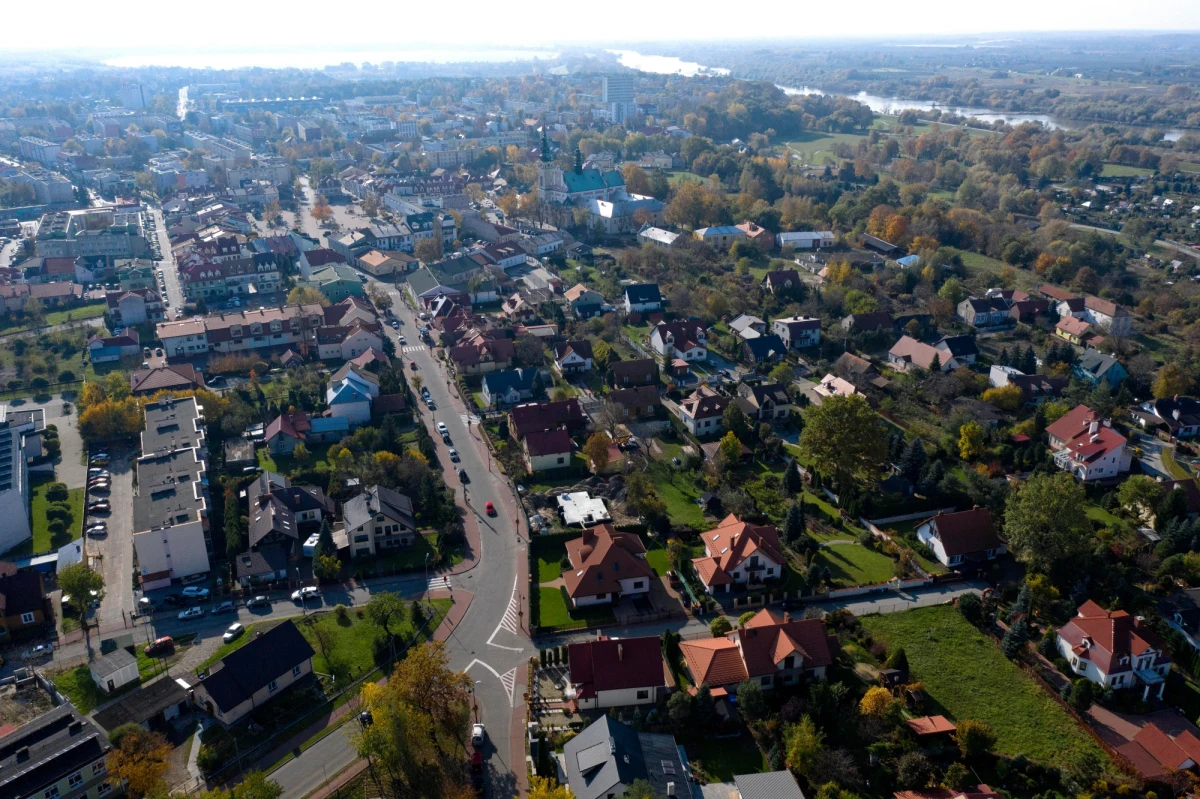 Samorząd Tarnobrzega zamierza częściowo wyłączyć oświetlenie uliczne w związku ze wzrostem kosztów energii elektrycznej - przekazał w środę rzecznik magistratu Wojciech Lis. Podkreślił, że nie skutkuje to ograniczeniem inwestycji zaplanowanych przez miasto.