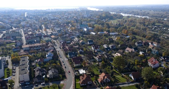 Samorząd Tarnobrzega zamierza częściowo wyłączyć oświetlenie uliczne w związku ze wzrostem kosztów energii elektrycznej - przekazał w środę rzecznik magistratu Wojciech Lis. Podkreślił, że nie skutkuje to ograniczeniem inwestycji zaplanowanych przez miasto.
