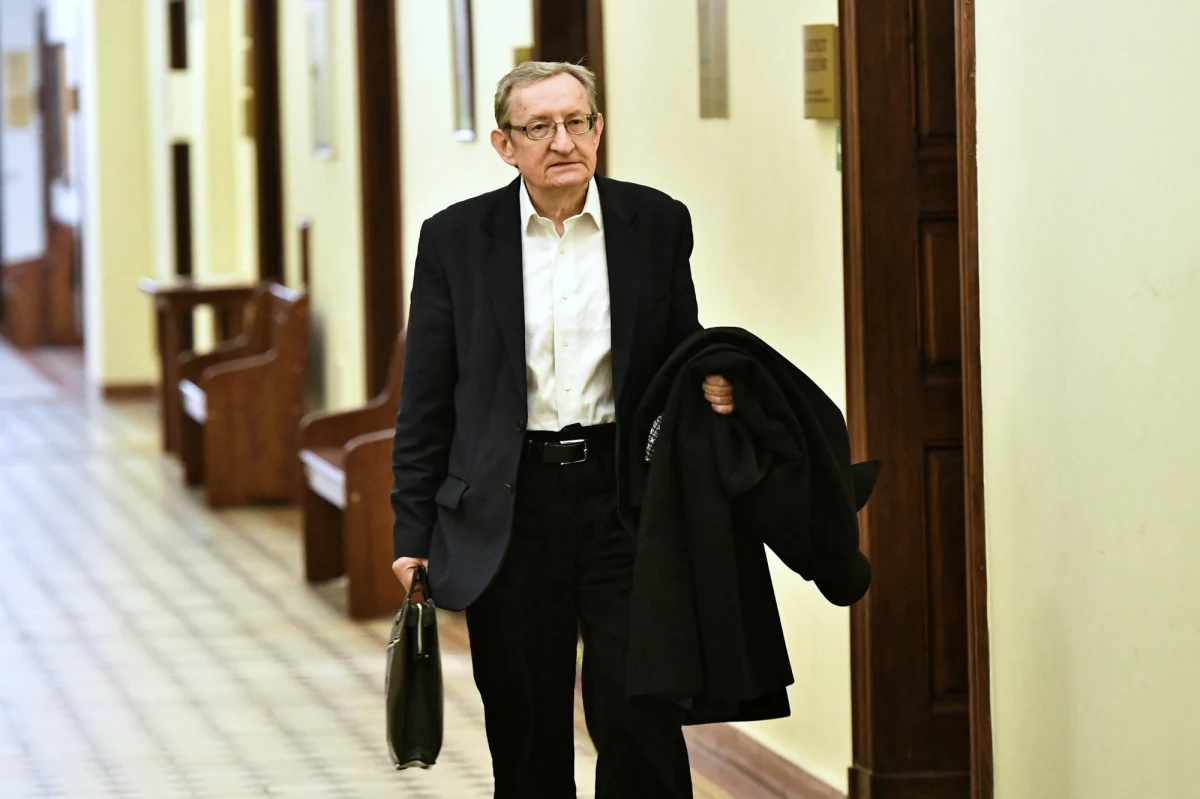 Przed Sądem Okręgowym we Wrocławiu rozpoczął się w środę proces apelacyjny byłego senatora Józefa Piniora oskarżonego o poświadczenie nieprawdy w zeznaniach majątkowych. W pierwszej instancji Pinior został skazany na 1,5 roku więzienia.