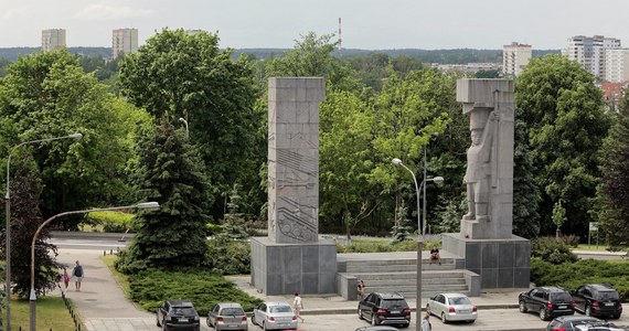 Minister kultury i dziedzictwa narodowego podjął decyzję o uchyleniu wpisu do rejestru zabytków Pomnika Wyzwolenia Ziemi Warmińsko-Mazurskiej w Olsztynie – poinformowało w środę MKiDN. Spór o los pomnika, potocznie zwanego „szubienicami” nasilił się po agresji Rosji na Ukrainę.