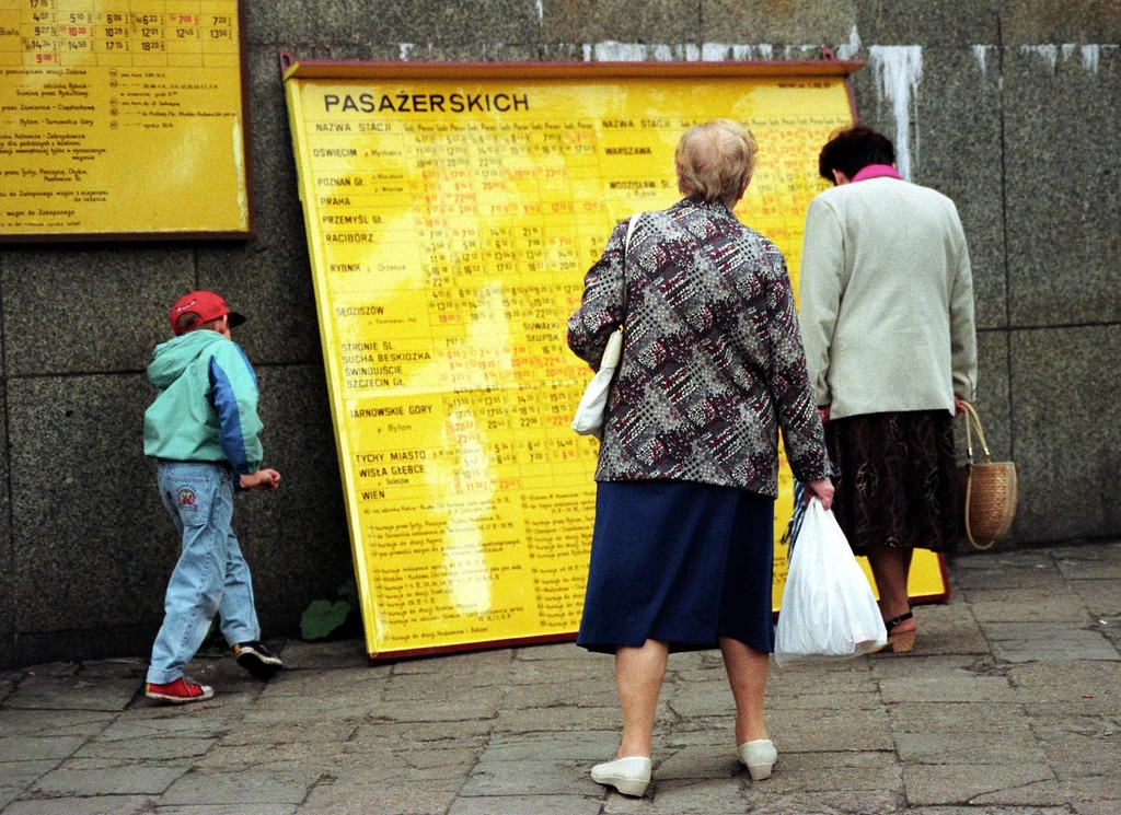 W latach 90. połączenia kolejowe masowo znikały z rozkładów jazdy. Nierzadko z ruchu wyłączano całe szlaki. Na zdjęciu: maj 1997 roku, dworzec w Katowicach