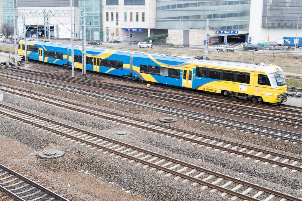 Regionalny pociąg jadący linią Pomorskiej Kolei Metropolitalnej