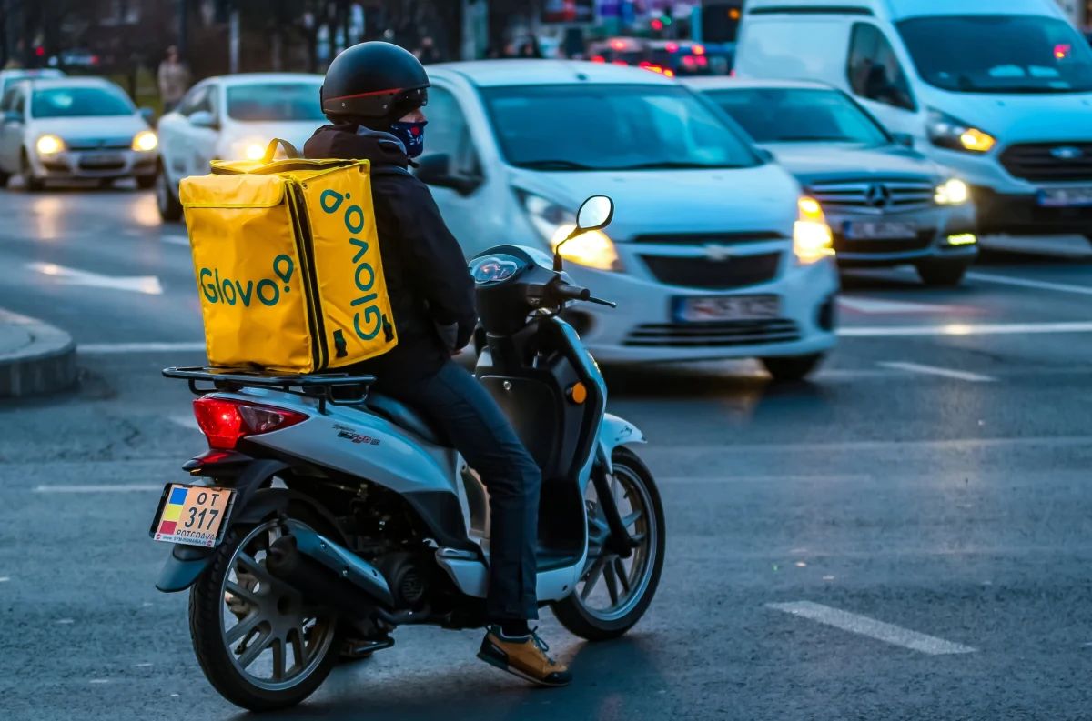 Firma Glovo, dostawca gotowych posiłków została ukarana rekordową grzywną przez hiszpańską inspekcję pracy. Karę orzeczono za nieprawidłowości w zawieranych z kurierami umowach o pracę. Sięga ona kwoty 79 mln euro.