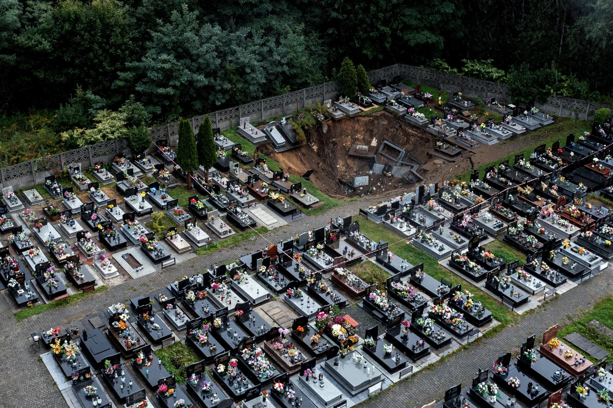 "Czasu nie cofniemy, ale można było temu zapobiec" – mówi w rozmowie z RMF FM mieszkanka Trzebini Urszula Najborczyk, komentując powstanie ogromnego zapadliska na miejscowym cmentarzu. "Grób mojego męża znalazł się w centrum tego leja" – przyznaje. Podkreśla, że rodziny, które straciły swoich bliskich po raz drugi, są pozbawione wsparcia i informacji. "Dlaczego nikt z nami nie rozmawia?" – dopytuje. Apeluje też o jak najszybsze zorganizowanie przez władze miasta spotkania dla mieszkańców Trzebini, na którym powinny zostać rozwiane wszelkie wątpliwości dotyczące ich bezpieczeństwa i możliwości powstawania kolejnych zapadlisk. 