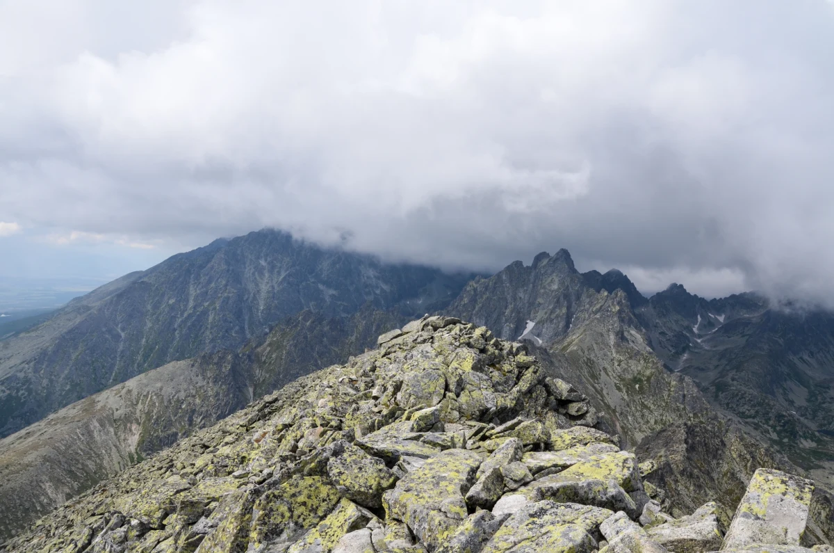 Około 1,7 mln turystów wędrowało tatrzańskimi szlakami podczas minionych wakacji, a od początku bieżącego roku odnotowano już ponad 3,4 mln wejść do Tatrzańskiego Parku Narodowego (TPN) – wynika z danych zebranych na podstawie sprzedanych biletów wstępu.