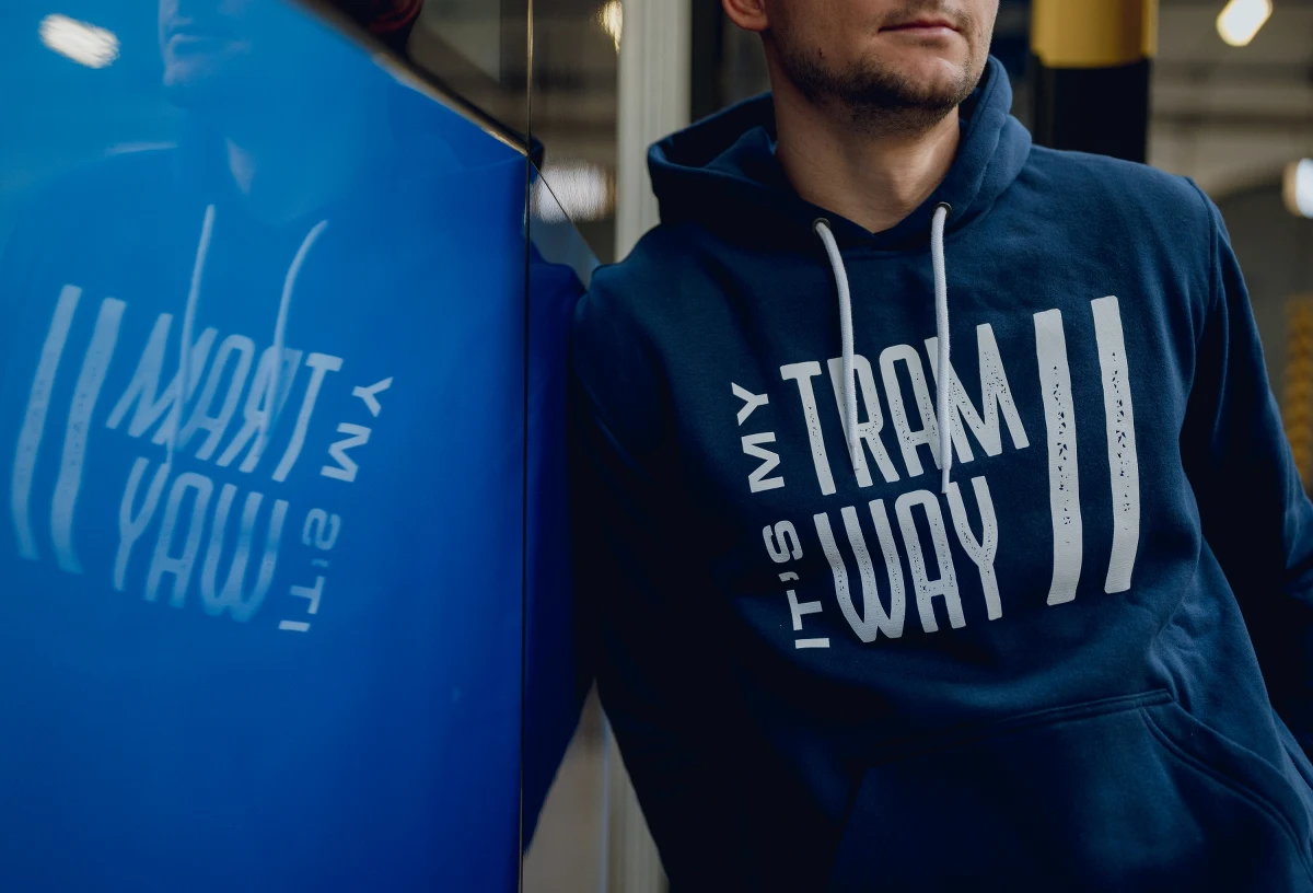 Wrocławskie Miejskie Przedsiębiorstwo Komunikacyjne prowadzi sklep internetowy oraz dwa stacjonarne punkty w Biurach Obsługi Pasażera. Jak informuje biuro prasowe spółki, przychody netto od listopada 2021 r. wyniosły ponad 25 tys. zł. Z kolei suma wydatków związanych z prowadzeniem sprzedaży to blisko 184 tys. zł netto.