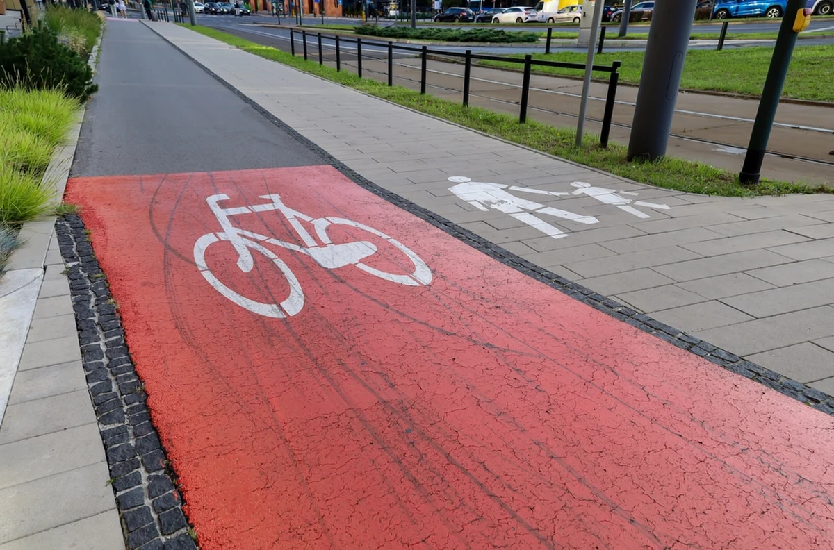 ​W związku z Europejskim Dniem bez Samochodu, Urząd Statystyczny w Gdańsku opublikował dane dotyczące komunikacji miejskiej i rowerowej w województwie pomorskim. Wynika z nich, że do 2021 roku na Pomorzu było 1550 dróg rowerowych, a z komunikacji miejskiej rok temu skorzystało 207,3 mln osób.