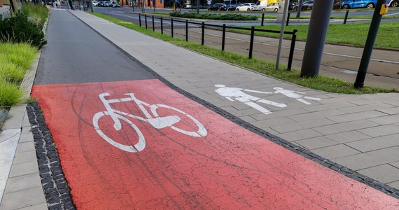 ​W związku z Europejskim Dniem bez Samochodu, Urząd Statystyczny w Gdańsku opublikował dane dotyczące komunikacji miejskiej i rowerowej w województwie pomorskim. Wynika z nich, że do 2021 roku na Pomorzu było 1550 dróg rowerowych, a z komunikacji miejskiej rok temu skorzystało 207,3 mln osób.