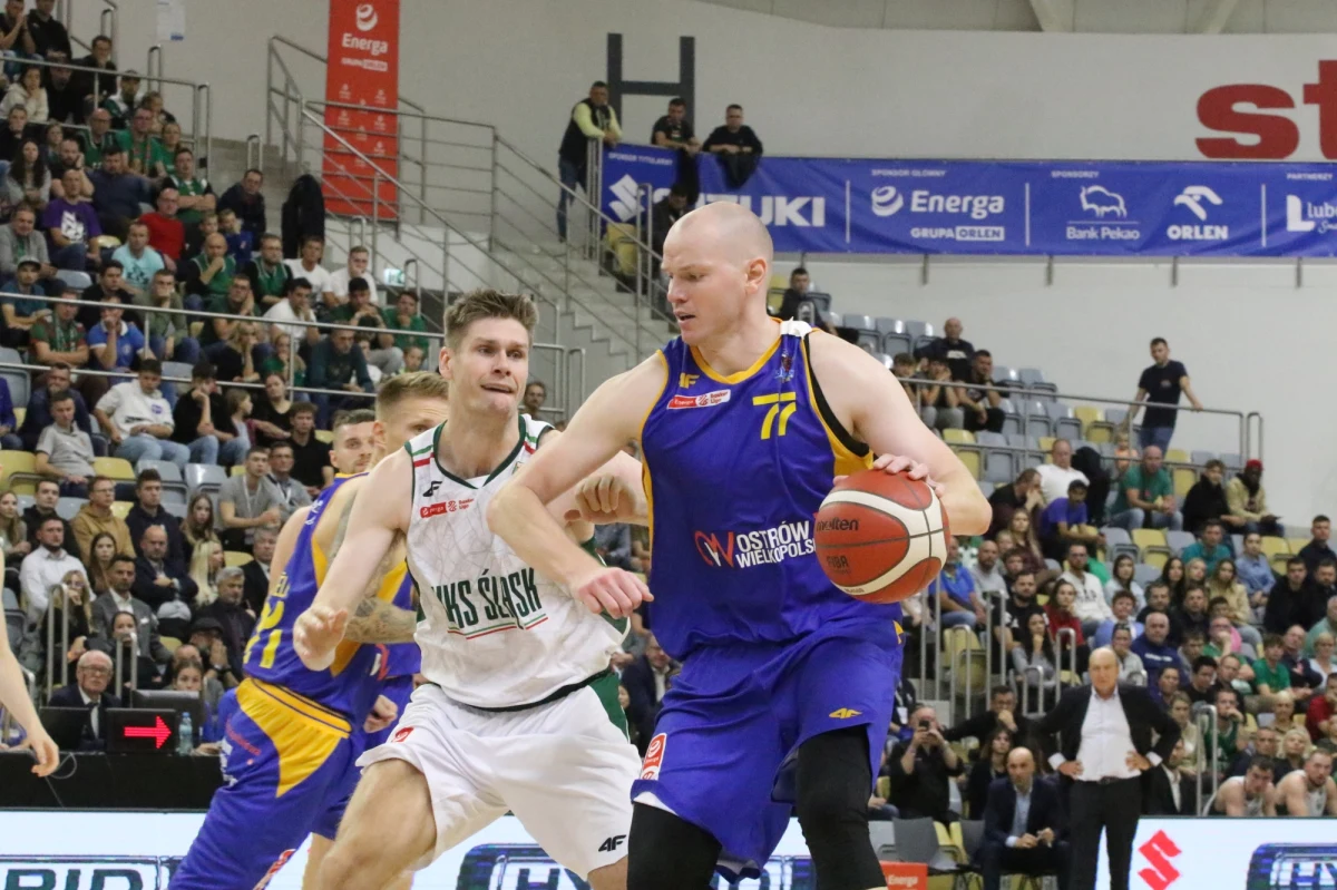 Dopiero co opadły emocje związane ze wspaniałym dla nas Eurobasketem, a już możemy wrócić do obserwowania koszykarskich parkietów. Rozpoczyna się nowy sezon Energa Basket Ligi. Rozgrywki zapowiadają się bardzo ciekawie. Dziś w planach dwa spotkania – w tym historyczny mecz Sokoła Łańcut. Główni faworyci do tytułu to drużyny z Wrocławia, Warszawy, Włocławka i Sopotu, ale nie można wykluczyć niespodzianek.