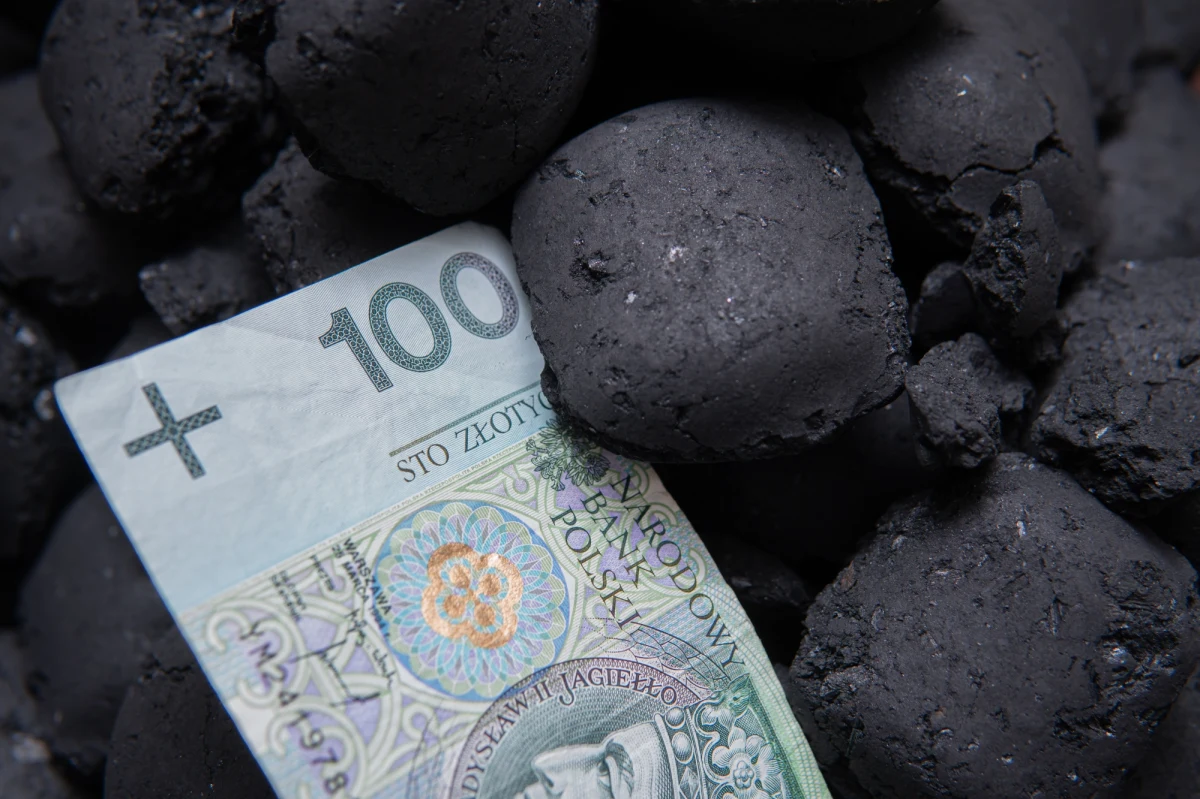 Są pieniądze na wypłaty pierwszych dodatków węglowych. W Śląskiem Katowice i Sosnowiec już dziś rozpoczynają wypłacanie pieniędzy.

