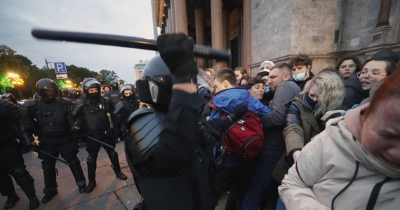 Oficerowie i żołnierze rezerwy, którzy nie otrzymali jeszcze wezwania mobilizacyjnego, mają zakaz opuszczania stałego miejsca zamieszkania bez zgody władz wojskowych - poinformowała na swoim portalu ukraińska redakcja Radia Swoboda. Według OWD-Info, organizacji pozarządowej monitorującej protesty w Rosji, wezwania wręczano uczestnikom wczorajszych protestów przeciwko mobilizacji. Według ostatnich informacji zatrzymano tam ponad 1300 osób. 