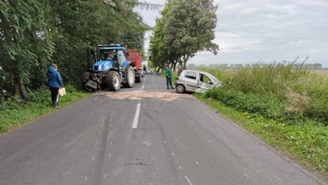 Kościan: Ciągnik zderzył się z samochodem osobowym. Nikt nie chce przyznać się do winy