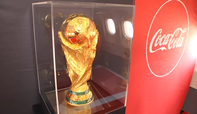 Puchar Świata - trofeum dla zwycięzcy mundialu - tak wygląda z bliska. Wideo