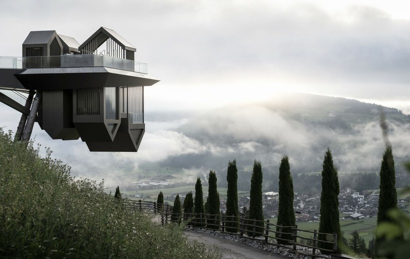 To już kolejny raz, kiedy możemy podziwiać pomysłowość Network of Architecture (NOA) i kolejny, kiedy od samego patrzenia ogarnia nas lekki niepokój. A mówiąc zupełnie poważnie, "odwrócony" Hub of Huts to imponujący resort SPA, w którym można zrelaksować się, podziwiając widok na włoskie Alpy.