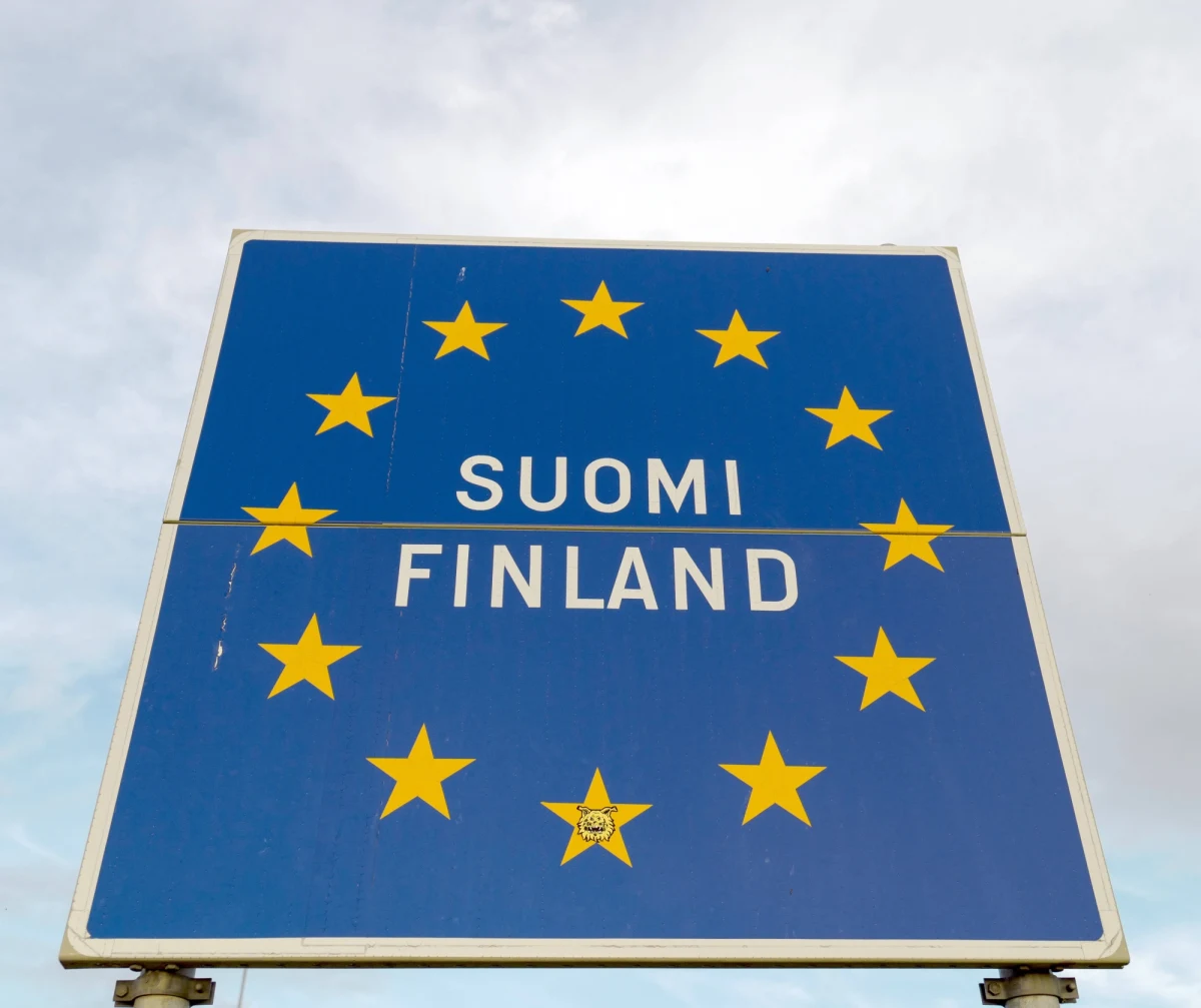 Coraz więcej Rosjan próbuje wjechać do Finlandii. Wzmożony ruch na przejściach granicznych rozpoczął się dziś w nocy. Tworzą się ponad stumetrowe kolejki samochodów - przekazała fińska straż graniczna. Wczoraj prezydent Rosji Władimir Putin ogłosił w kraju częściową mobilizację.