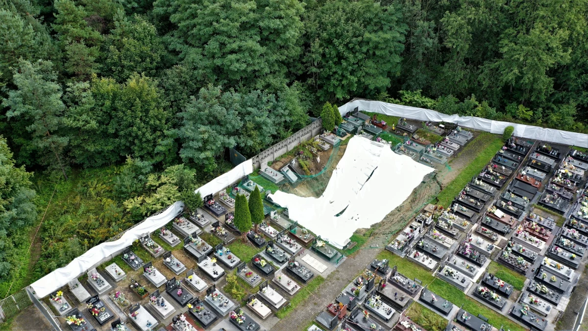 Pogłębił się lej, który powstał w wyniku zapadnięcia się ziemi na cmentarzu przy ul. Jana Pawła II w Trzebini w woj. małopolskim – takie niepokojące informacje przynosi reporter RMF FM Marek Wiosło. Fragment cmentarza parafialnego zapadł się we wtorek rano z powodu szkód górniczych. Miał wtedy 10 metrów głębokości i 20 metrów średnicy. Znalazły się w nim zwłoki 61 osób, pochowanych w 40 grobach. Śledztwo w tej sprawie wszczęła chrzanowska prokuratura rejonowa.