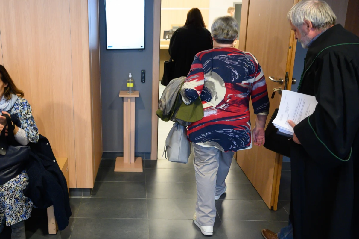 1,8 mln zadośćuczynienia domaga się rodzina 36-letniej Anny K., która zmarła w styczniu 2019 roku przez błąd pielęgniarki w tzw. klinice medycyny naturalnej w Poznaniu. Pielęgniarka Lucyna P. została już prawomocnie skazana w procesie karnym. 