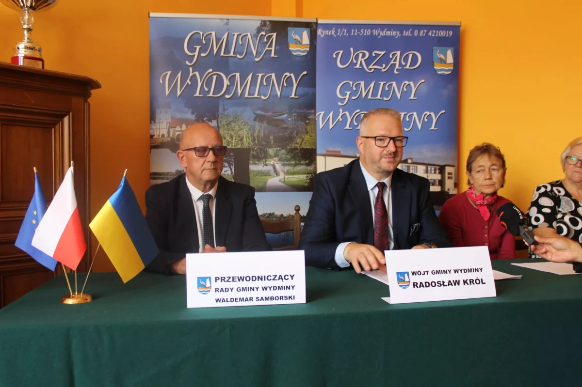 Blisko 700 mieszkańców gminy Wydminy w powiecie giżyckim może zostać zimą bez ogrzewania i ciepłej wody. Będąca w likwidacji spółdzielnia sprzedaje swoje grunty. Problem w tym, że na terenie działek znajduje się kotłownia zasilająca m.in. osiem budynków mieszkalnych. "To samowolne i nadgorliwe działanie" - komentuje sprawę wójt gminy. Według likwidator spółdzielni to szukanie kozła ofiarnego, bo wszystko przebiega zgodnie z prawem.

