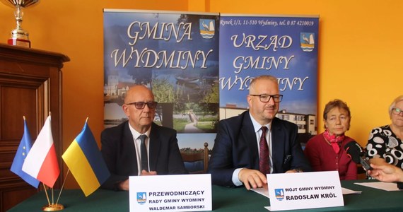 Blisko 700 mieszkańców gminy Wydminy w powiecie giżyckim może zostać zimą bez ogrzewania i ciepłej wody. Będąca w likwidacji spółdzielnia sprzedaje swoje grunty. Problem w tym, że na terenie działek znajduje się kotłownia zasilająca m.in. osiem budynków mieszkalnych. "To samowolne i nadgorliwe działanie" - komentuje sprawę wójt gminy. Według likwidator spółdzielni to szukanie kozła ofiarnego, bo wszystko przebiega zgodnie z prawem.

