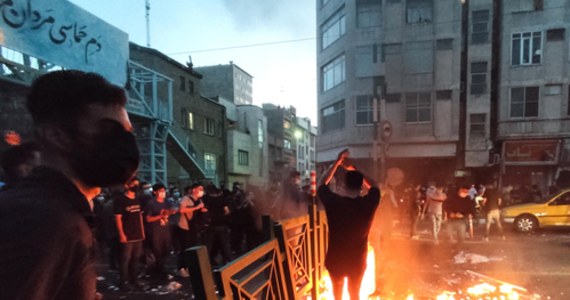 Protestujący w sprawie śmierci kobiety zatrzymanej przez policję moralności podpalili wczoraj  policyjne posterunki i radiowozy w Teheranie oraz innych miastach Iranu. W trwających od piątku demonstracjach zginęło już co najmniej 31 osób.