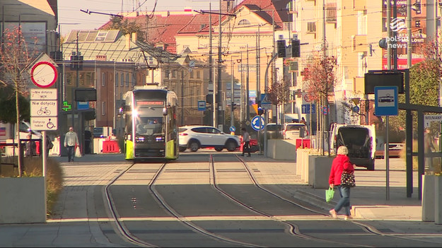 Dziś biletów kasować nie trzeba. w wielu polskich miastach podróż komunikacja miejską jest darmowa. Ma to zachęcić mieszkańców, by zostawili swoje cztery kółka w garażu i chociaż w dniu bez samochodu zadbali o czyste powietrze.Materiał dla "Wydarzeń" przygotowała Katarzyna Kajdasz.