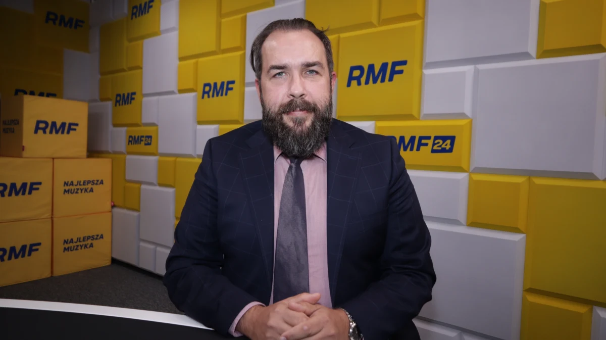 "Władimir Putin zmusił do wojny na razie jeden naród - ukraiński, w sposób wyjątkowo tragiczny. Teraz musi zmusić drugi naród - rosyjski" - mówił w Popołudniowej rozmowie w RMF FM płk rez. dr Piotr Łukasiewicz, były ambasador RP w Afganistanie, komentując ogłoszoną przez rosyjskiego przywódcę częściową mobilizację. "Pokazanie Rosjanom, że są na wojnie, może zaważyć na jego prezydenturze, kontynuacji władzy, kto wie, czy nie na życiu nawet" - ocenił. Jak dodał, mobilizacja "z pewnością Rosjan dotknie i może uderzyć w twarz". 