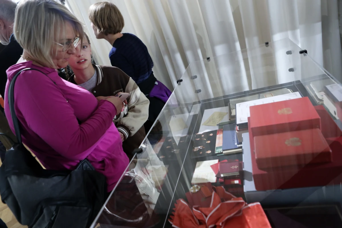 Osobiste pamiątki Jerzego Kawalerowicza będzie można oglądać od piątku na wystawie w Muzeum Kinematografii w Łodzi. Wśród eksponatów znalazły się m.in. zeszyty z wierszami, świadectwa szkolne, nagrody, czy albumy pamiątkowe reżysera filmów "Faraon", "Quo vadis", "Austeria".