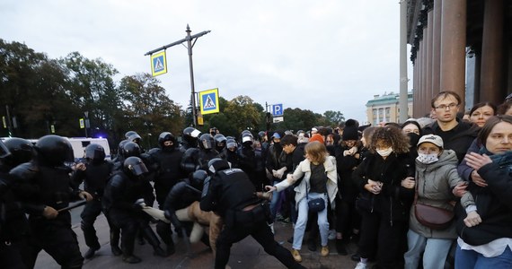 W mediach społecznościowych pojawiają się nagrania, na których widać, jak mężczyźni, którzy zostali objęci tzw. częściową mobilizacją w Rosji, rozstają się ze swoimi rodzinami. Żegnają ich płaczące kobiety, a także dzieci.