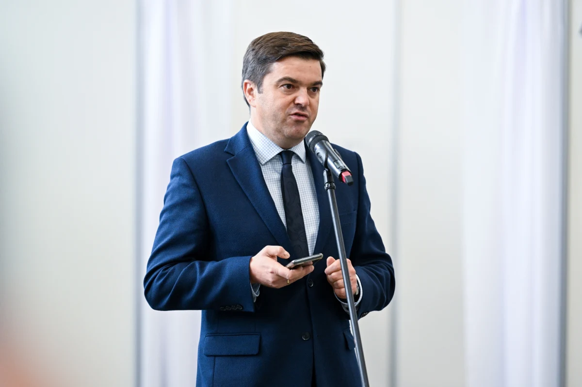 "Ciągle trwa fala letnia, dziś mamy zakażenia na poziomie około 4438 przypadków" mówił w  radiu internetowym RMF24 rzecznik Ministerstwa Zdrowia Wojciech Andrusiewicz. Przyznał, że pierwszy tydzień szczepienia czwartą dawką nie wygląda imponująco.