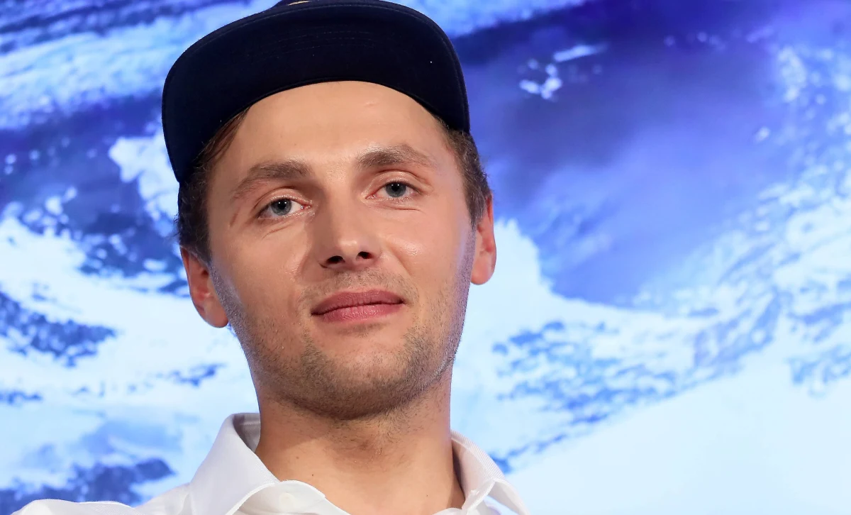 Andrzej Bargiel, który zamierza zjechać na nartach z najwyższej górze świata Mount Everest (8848 m), dotarł w wyjściu aklimatyzacyjnym do obozu IV, czyli prawie na wysokość 8000 m, i zjechał na nartach do obozu drugiego. Pogoda na razie nie rozpieszcza wspinaczy.