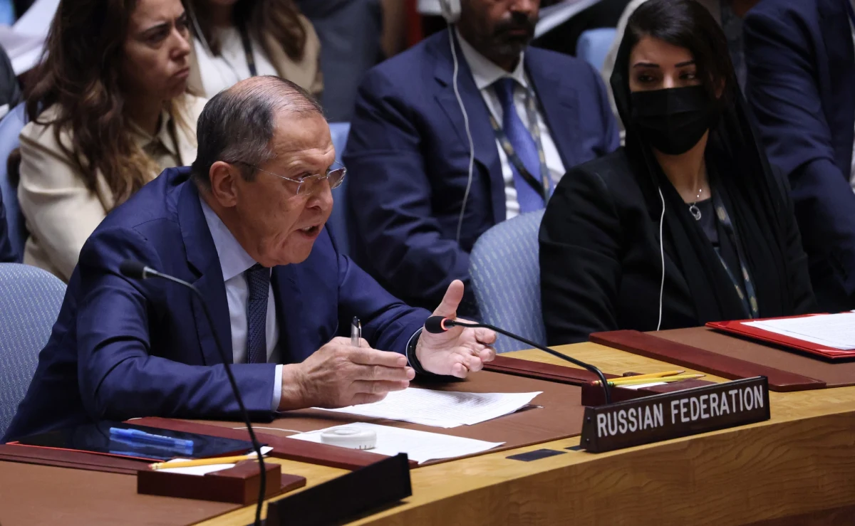 Prawa ręka Putina – minister spraw zagranicznych Rosji Siergiej Ławrow oskarżył świat o rusofobię, a następnie opuścił forum Rady Bezpieczeństwa ONZ. "Rosyjscy dyplomaci uciekają równie szybko jak rosyjscy żołnierze" – skomentował to szef ukraińskiej dyplomacji Dmytro Kułeba, nawiązując do wydarzeń na froncie w swoim kraju. 