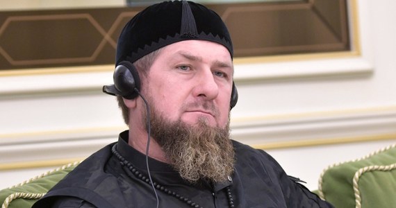 ​Czeczeński przywódca Ramzan Kadyrow ogłosił, że w autonomicznej republice nie zostanie przeprowadzona mobilizacja, bo przekroczono "254 procent planu". Od środy w Rosji prowadzona jest tzw. częściowa mobilizacja, w ramach której na front w Ukrainie ma zostać wysłane 300 tysięcy dodatkowych żołnierzy.
