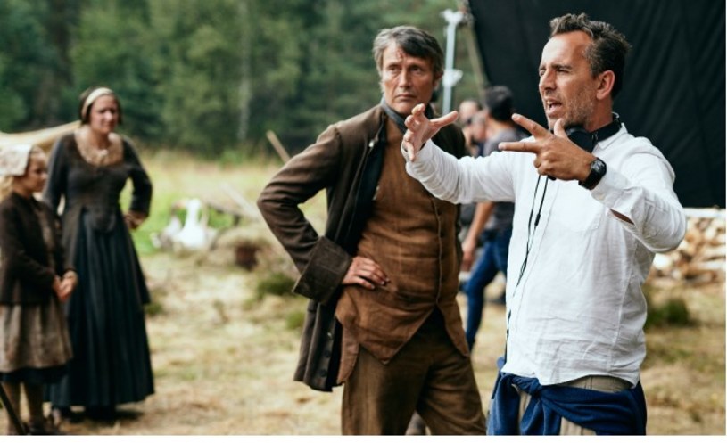 Duńskie studio produkcyjne Zentropa opublikowało pełną obsadę nowego epickiego dramatu kostiumowego w reżyserii cieszącego się międzynarodowym uznaniem reżysera Nikolaja Arcela "The Bastard" (wcześniejszy tytuł roboczy: "King's Land"). Równocześnie udostępniono pierwsze zdjęcia z planu.