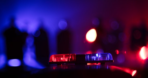 Podczas nocnej interwencji policjantów w Kołobrzegu padły strzały. Funkcjonariusze zatrzymali poszukiwanego mężczyznę. Najpierw oddali strzał ostrzegawczy, a potem w kierunku zbiega.  Mężczyzna z raną niezagrażającą życiu trafił do szpitala.

