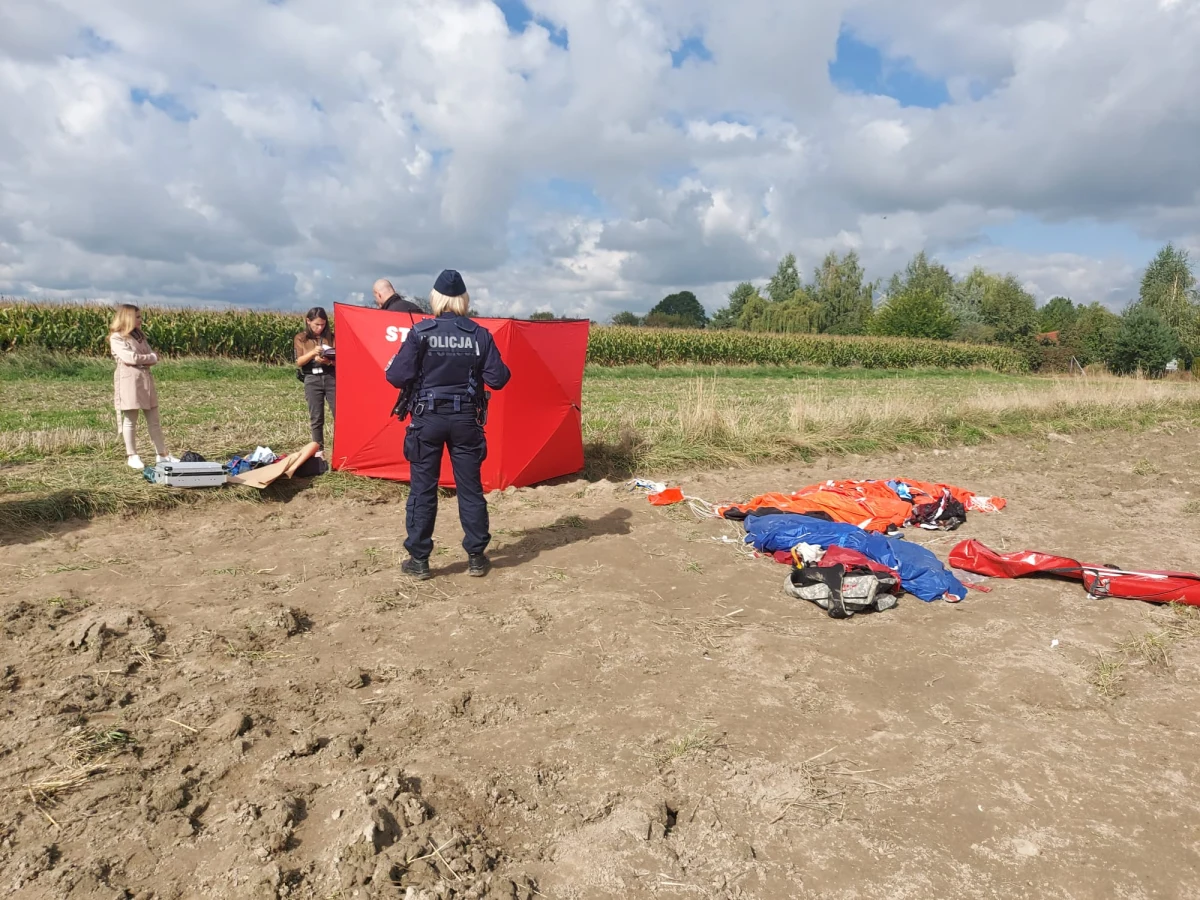 Tragiczny wypadek podczas skoków spadochronowych w Longinówce w Łódzkiem. Nie żyje jedna osoba, druga jest w ciężkim stanie. 