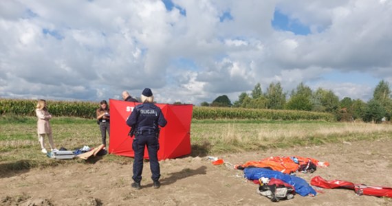 Tragiczny wypadek podczas skoków spadochronowych w Longinówce w Łódzkiem. Nie żyje jedna osoba, druga jest w ciężkim stanie. 