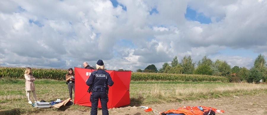 Tragiczny wypadek podczas skoków spadochronowych w Longinówce w Łódzkiem. Nie żyje jedna osoba, druga jest w ciężkim stanie. 