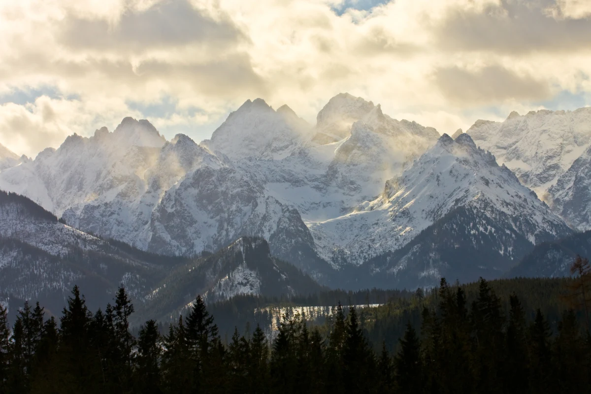 Zanim zaplanujecie wyprawę na górskie szlaki w Tatrach warto przejrzeć prognozy pogody dla tej części kraju. Zapanowała tu zima w pełni, śnieg leży powyżej 1400 metrów. Miejscami jego warstwa wynosi ponad 30 centymetrów. Nadal obowiązuje pierwszy stopień zagrożenia lawinowego - podaje portal zakopane.naszemiasto.pl.
