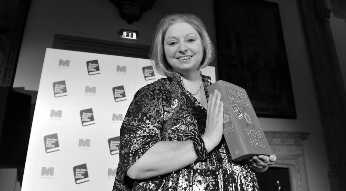 W wieku 70 lat zmarła brytyjska pisarka Hilary Mantel. Była jedyną kobietą, która dwukrotnie zdobyła Nagrodę Bookera i jedyną osobą, która otrzymała to wyróżnienie za dwie kolejne powieści. 