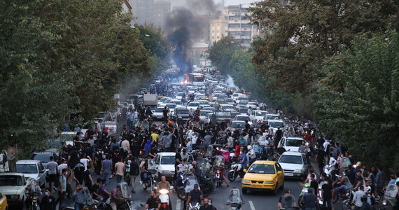Wojsko w wydanym dziś oświadczeniu, cytowanym przez agencję Reutera nazywa protesty społeczeństwa na ulicach Teheranu i kilku innych miast Iranu "desperackimi akcjami, które mają osłabić islam". Armia obywatelski zryw po śmierci 22-letniej Mashy Amini nazywa też "demoniczną strategią". Tymczasem do ulicznych akcji dołączają kolejne osoby, również wyznające i szanujące zasady religii muzułmańskiej.