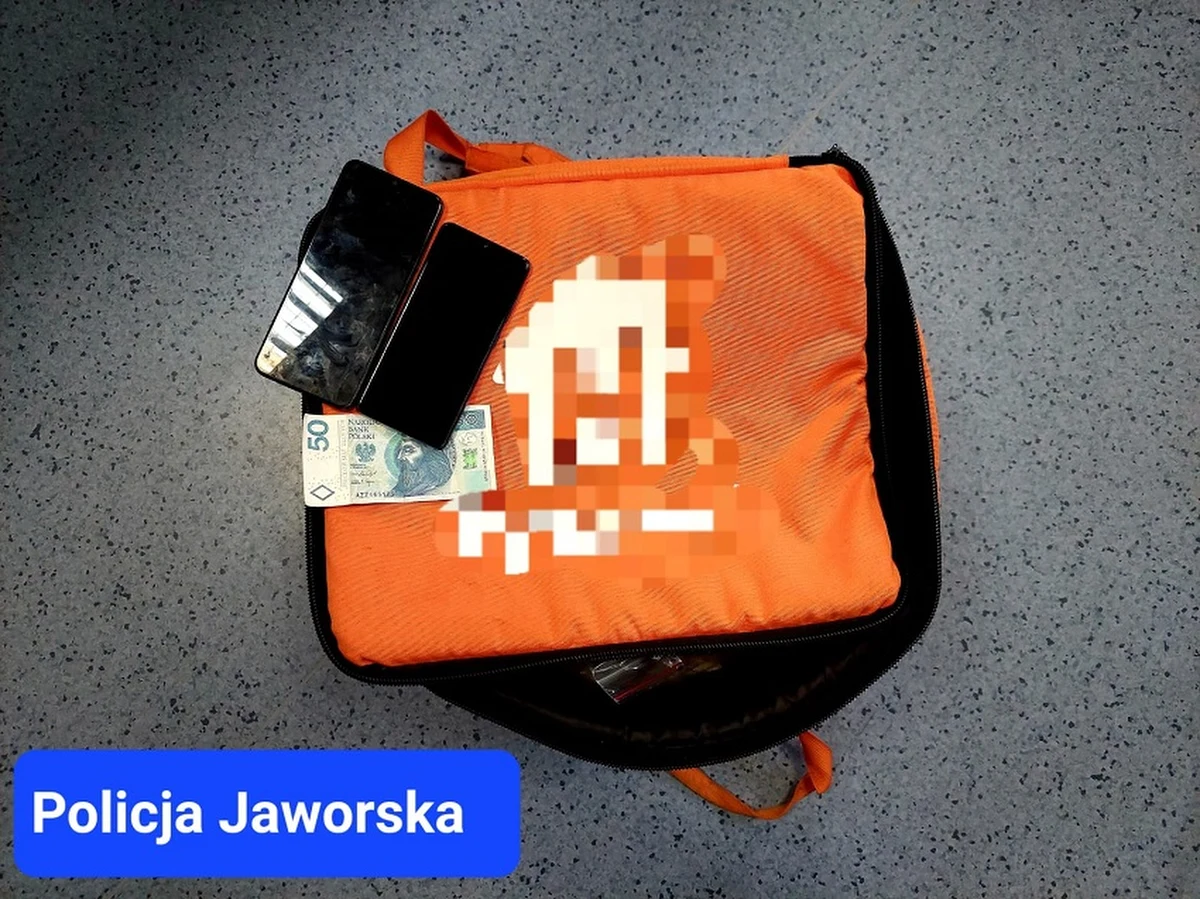 Kilkanaście godzin po kradzieży do Komendy Powiatowej Policji w Jaworze przyszedł skruszony złodziej i zwrócił łup. 18-latek tłumaczył, że wypił sporo alkoholu i nie myślał o konsekwencjach swojego czynu. Do właścicielki miejscowej restauracji wróciły: pieniądze, dwa telefony komórkowe i torba termiczna do przewożenia posiłków.

