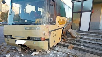 Blisko tragedii w Gnieźnie. Autobus wjechał w budynek, kierowca w szpitalu