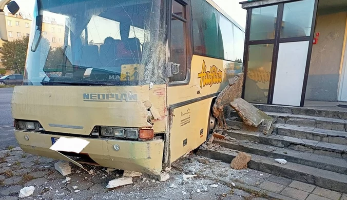 Blisko tragedii w Gnieźnie. Autobus wjechał w budynek, kierowca w szpitalu