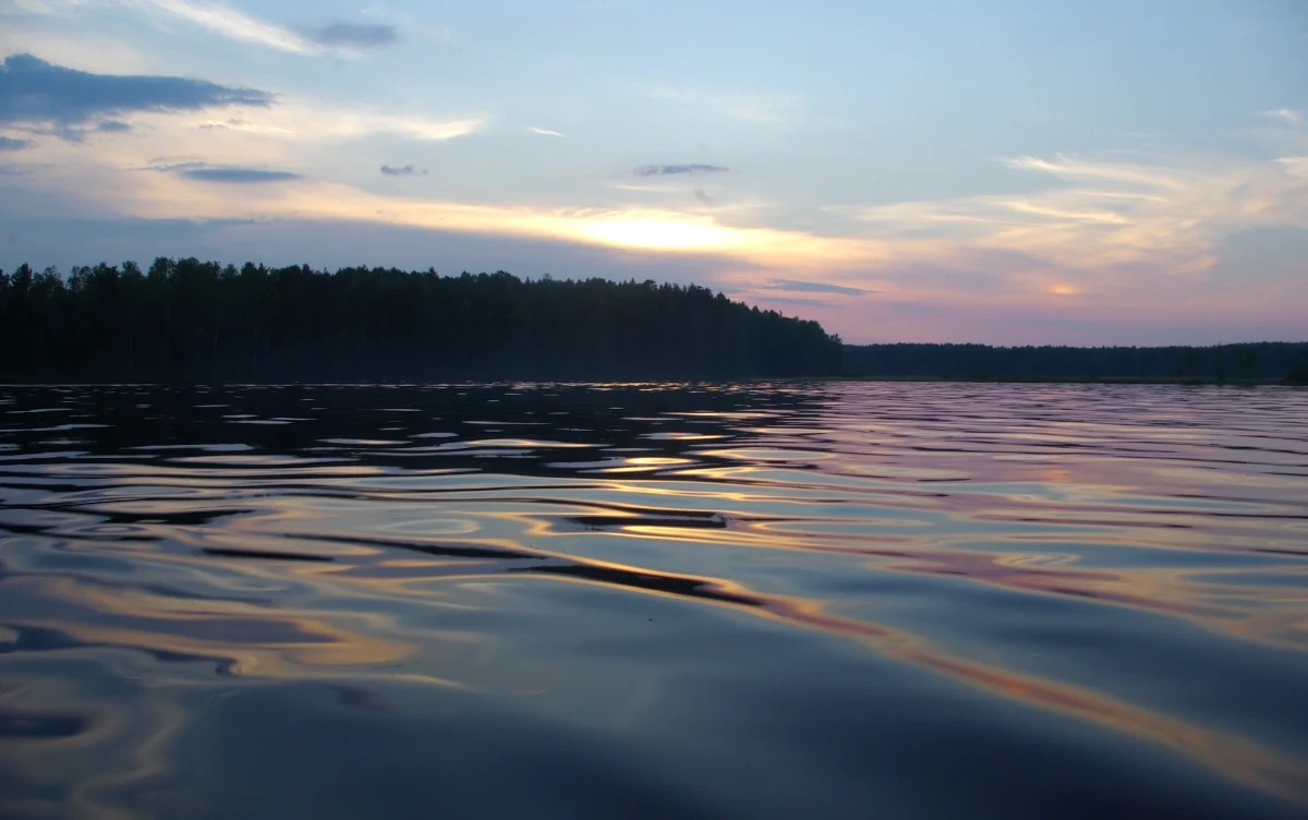 23 września to tak zwana równonoc jesienna, gdy dzień trwa tyle samo co noc. Od dzisiaj Słońce krócej będzie oświetlać naszą półkulę, a więc będzie więcej czasu na nocną obserwację nieba. Jesienią czeka nas m.in. częściowe zaćmienie Słońca oraz aktywny rój Geminidów. 