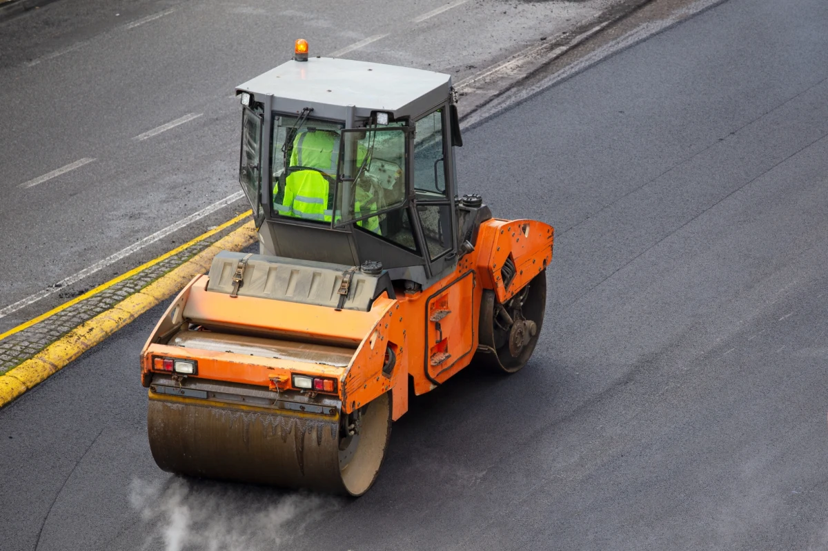 Dobra wiadomość dla mieszkańców północnej części Krakowa. Kończy się układanie torów w rejonie skrzyżowania ulic Mackiewicza - Pachońskiego - Siewna. Wykonawca linii tramwajowej do Górki Narodowej zapowiada, że od 1 października od g. 4.00 rano  do ruchu przywrócona zostanie ul. Mackiewicza.

