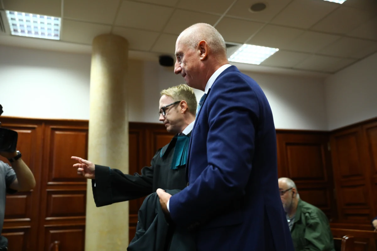 Poseł Platformy Obywatelskiej Sławomir Neumann stanął dziś przed Sądem Okręgowym w Warszawie. Polityk – podobnie jak trzy inne osoby – jest oskarżony w sprawie dotyczącej oszust przy realizacji i kontraktowaniu usług medycznych w klinice okulistycznej. "Jestem niewinny" - zapewnił Neumann.