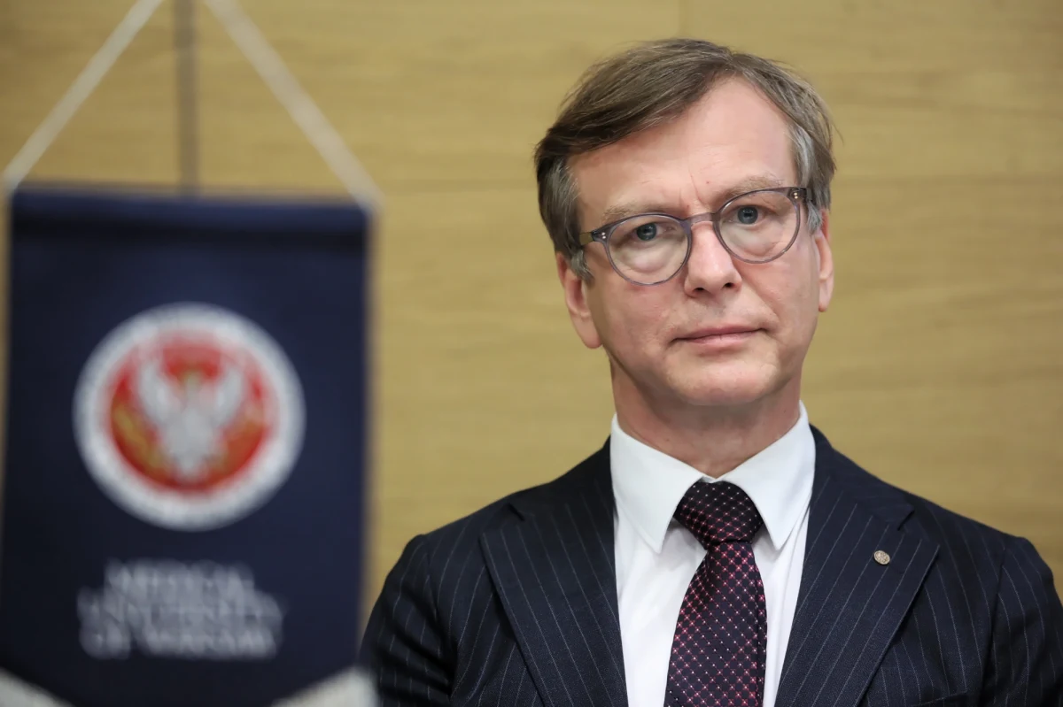 Konflikt interesów to jeden z powodów zmiany na stanowisku szefa Kliniki Ginekologii Warszawskiego Uniwersytetu Medycznego. Taki wniosek wypływa z ekspertyz prawnych, do których dotarli dziennikarze RMF FM. Od października tę funkcję przestanie pełnić były rektor tej uczelni, krajowy konsultant w dziedzinie perinatologii, profesor Mirosław Wielgoś. Przeciwko tej decyzji protestowała grupa lekarzy. 